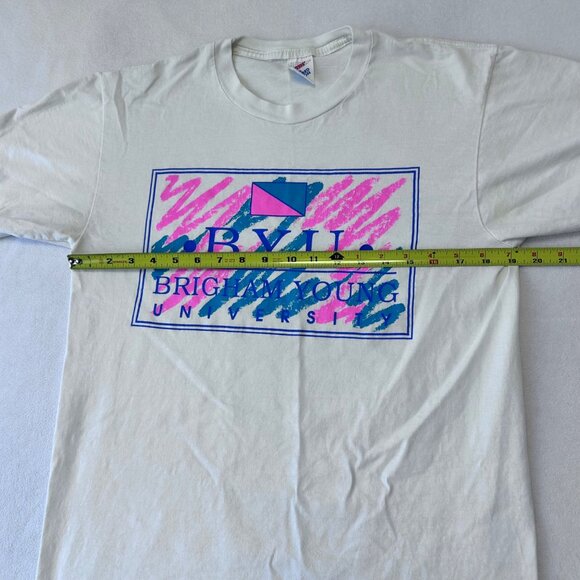 BYU Cougars Vintage 90s T-Shirt Jazz Design Logo Pink Teal Size L White - Picture 8 of 9